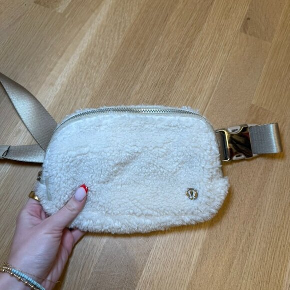 Lululemon NWT Everywhere Belt Bag Fleece Natural Ivory/Trench NWOT - Picture 4 of 6